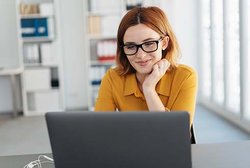 Frau am Computer
